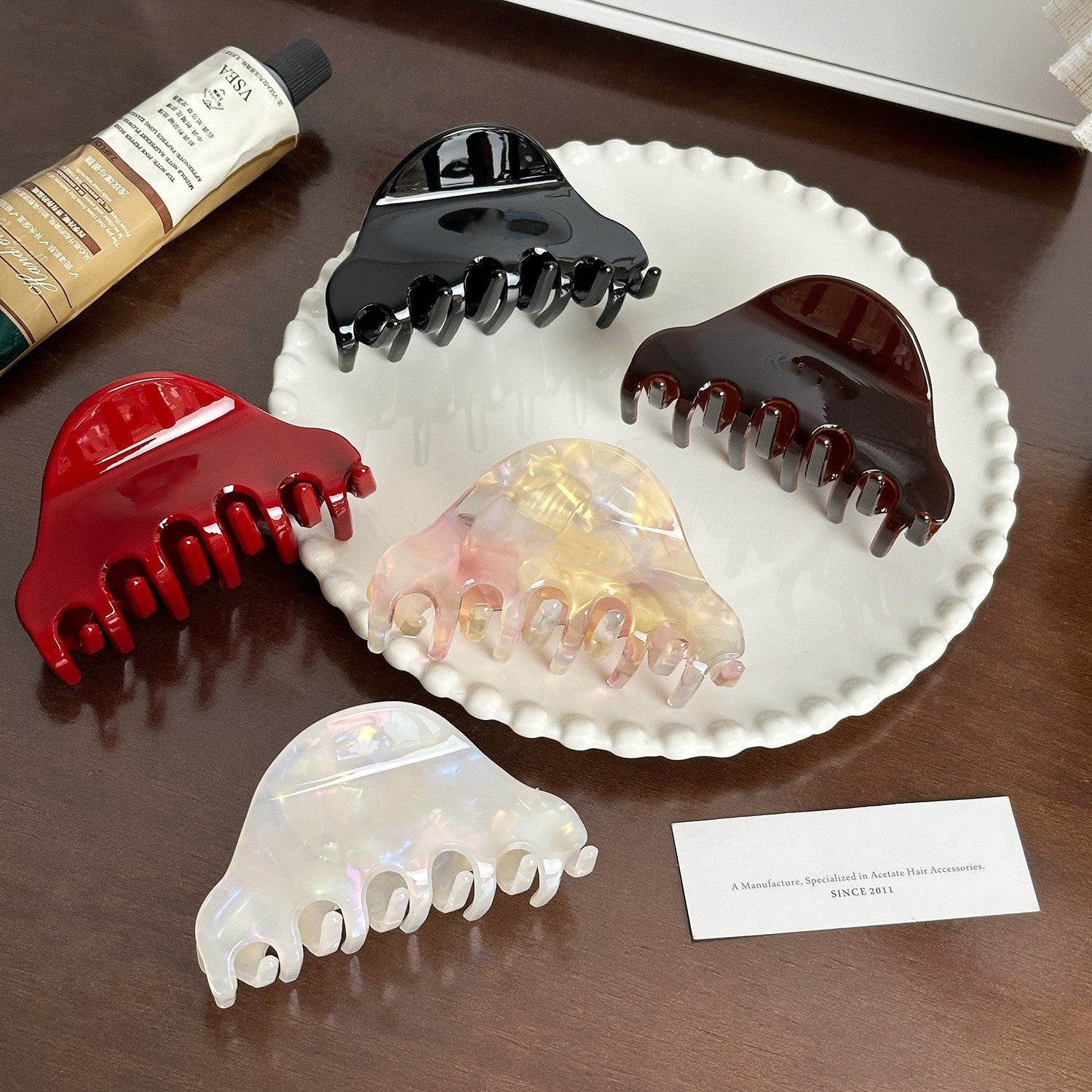 Chic Gold-Highlighted Hair Claw Clip